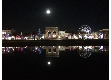 la Charente, l'arc de triomphe et la pleine lune le soir de Noel au centre ville!! 