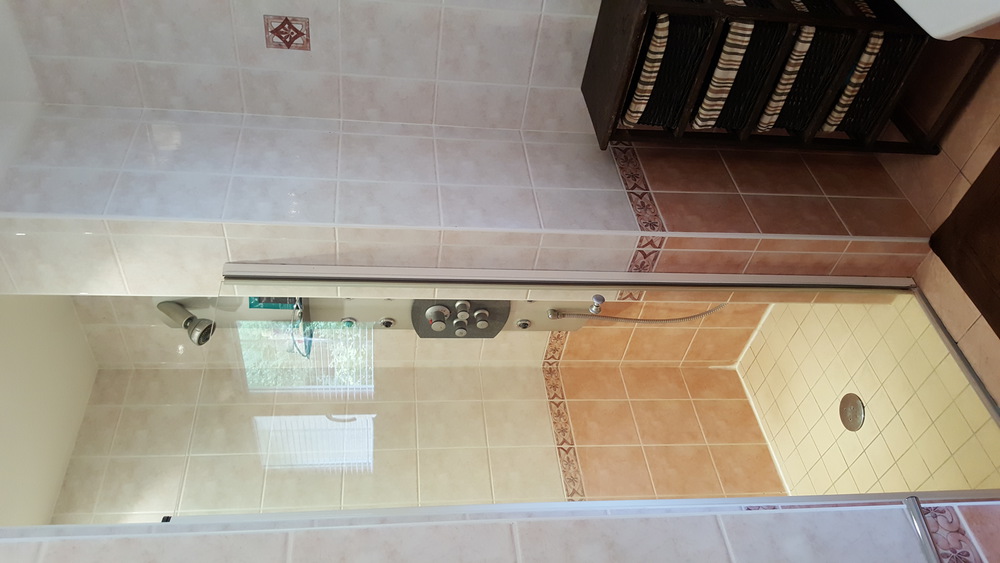 Douche dans la salle de bain du RDC