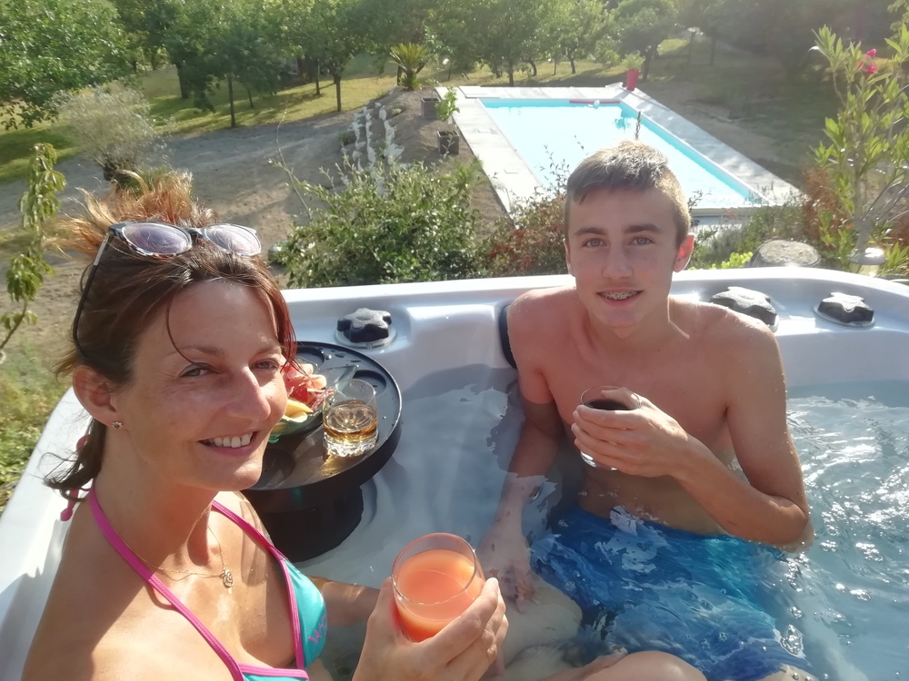 jacuzzi avec vue sur la piscine