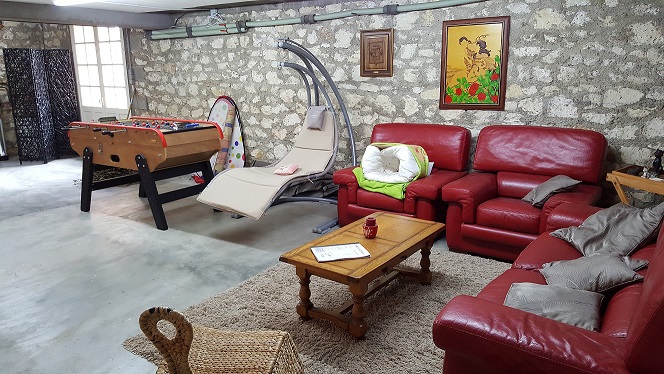 Salon/TV/jeux/salle de sports au sous-sol