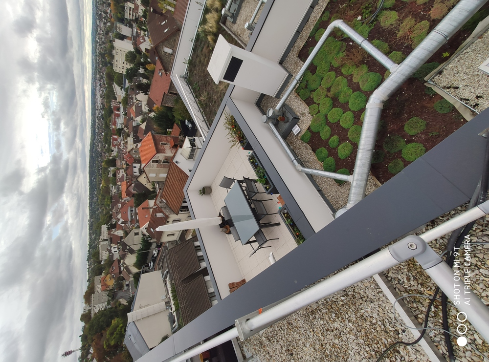 vue surplombante du toit sur la terrasse 