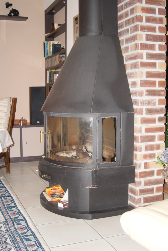 Grand salon du RC avec son coin feu