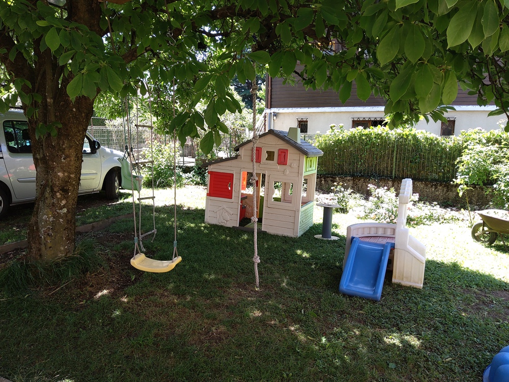 L'espace de jeux devant la maison