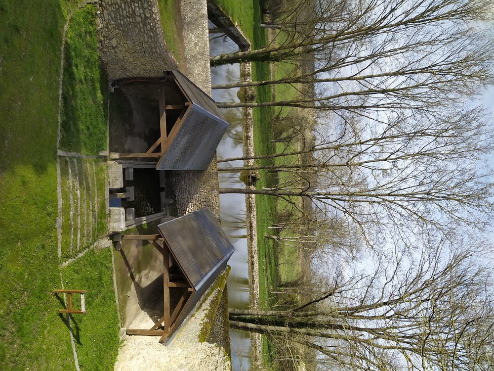 lavoir du village à côté de la maison