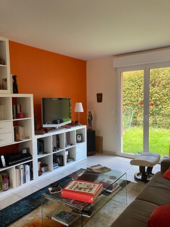 Salon avec vue sur le petit jardin 