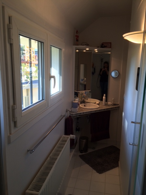 la petite salle de bains attenante à la chambre parentale 