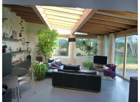 Le séjour ouvert sur le jardin et la piscine