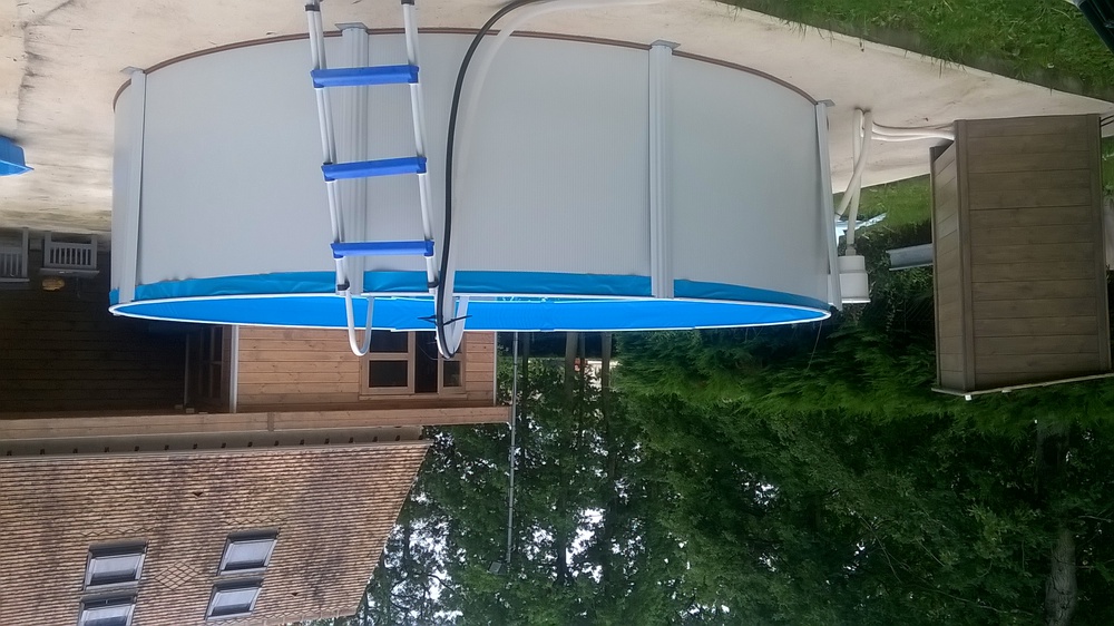 la piscine chauffée avec des panneaux solaires