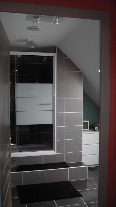 la salle de douche de l'étage