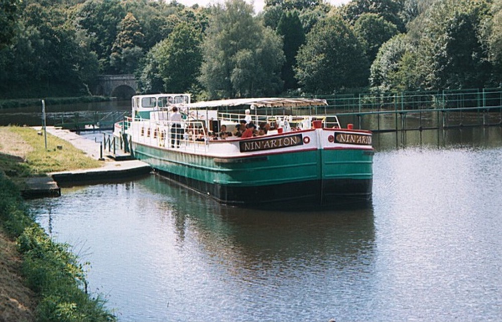 Faites une promenade à bord d'une barge Nin'arion à Pont Augan sur le Blavet 