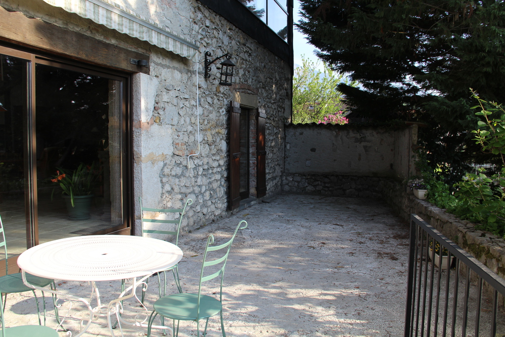 Terrasse sud-est, dont une partie est ombragée