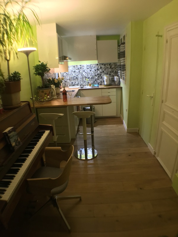 Piano et Cuisine toute équipée, moderne et très agréable