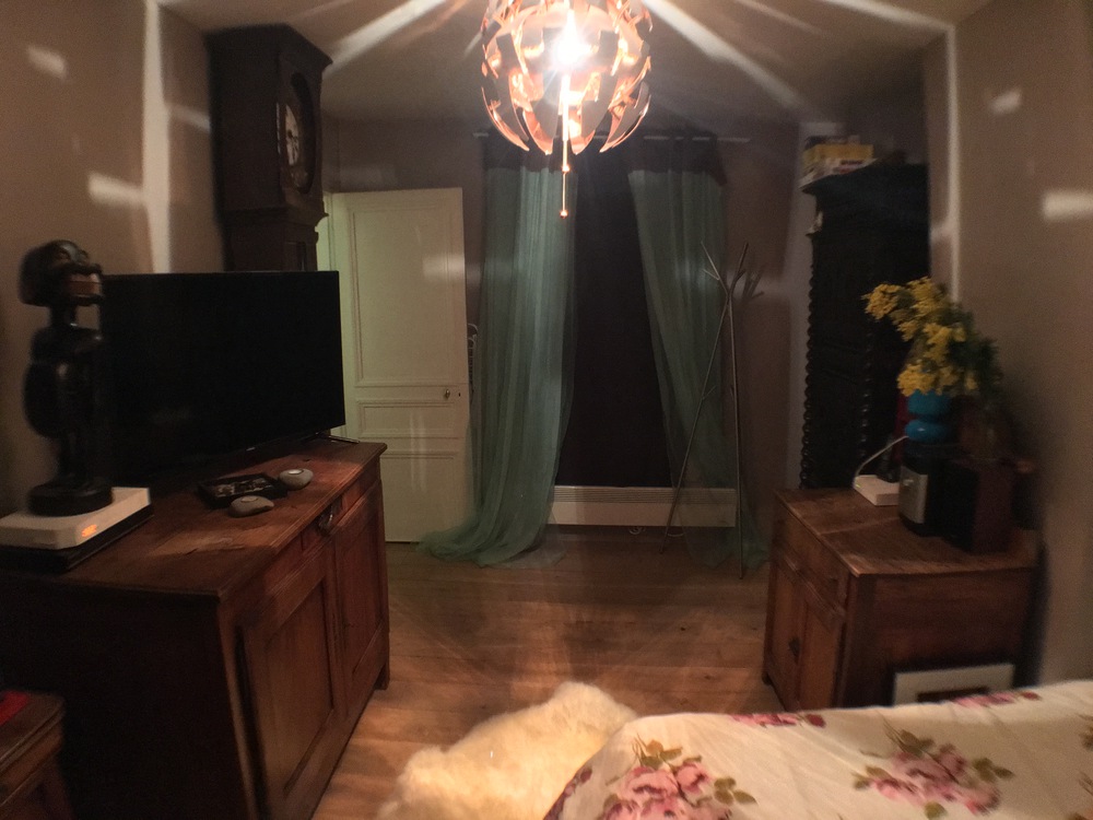 Chambre vue fenêtre sur cour