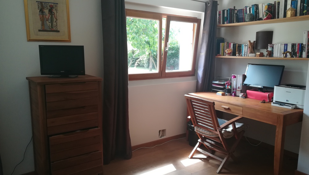 Rez de chaussée, chambre 1, le bureau
