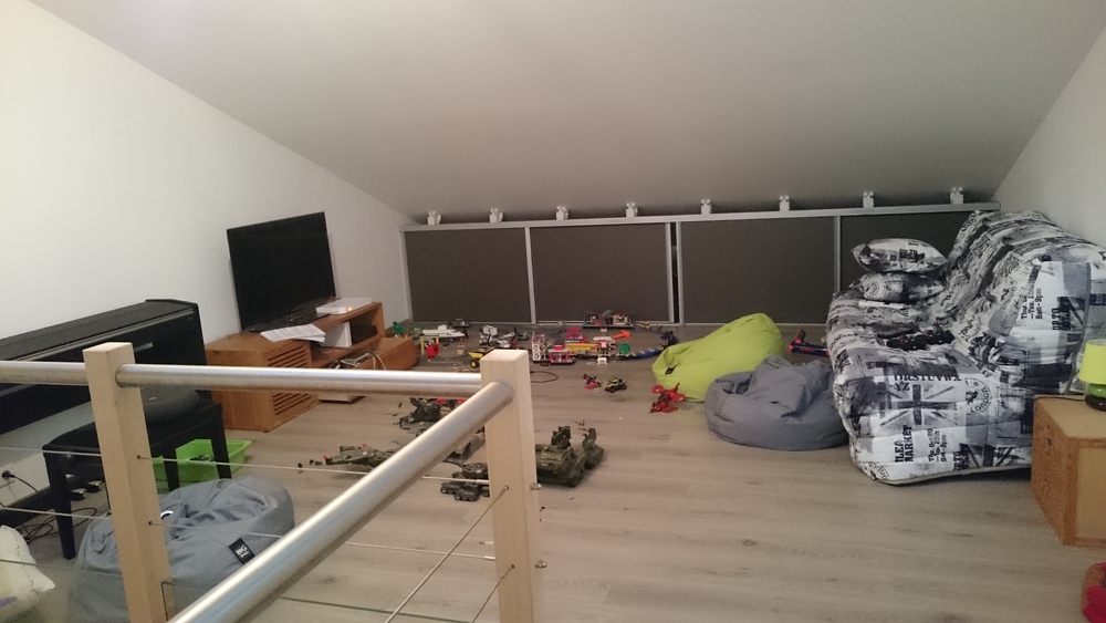 2eme étage salle de jeu / musique / video + un convertible en 160cm