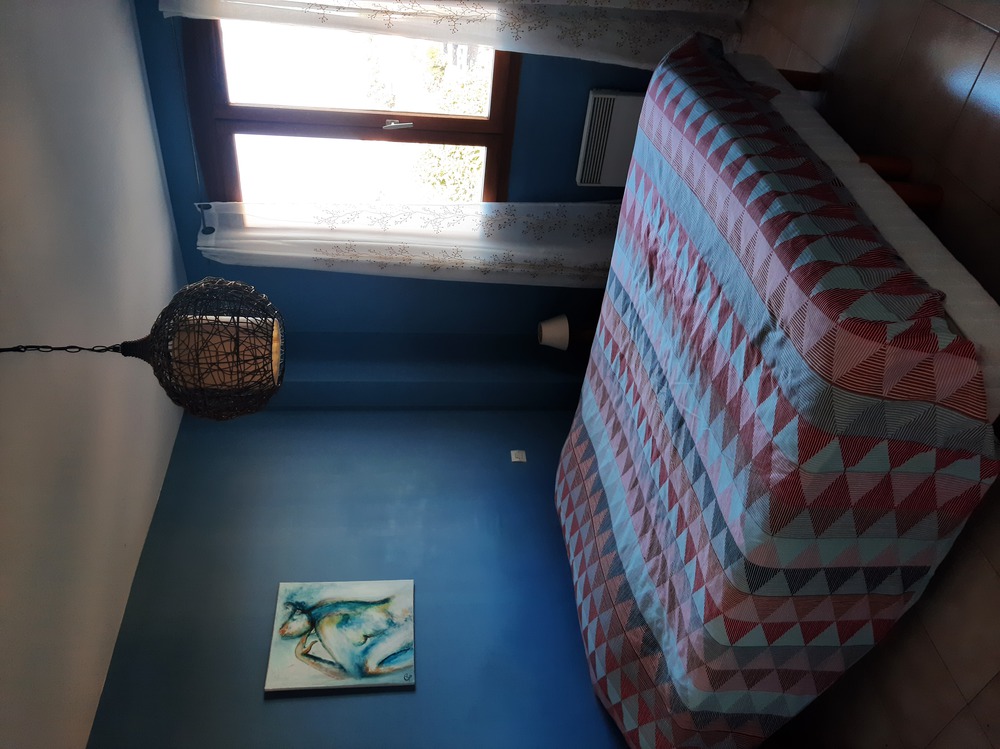Le lit de la chambre des parents à l'étage
