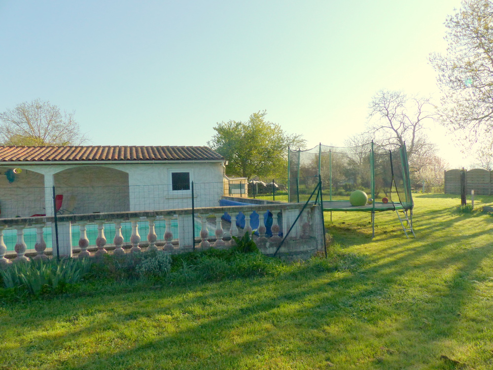 jardin en L 1000 m² environ, trampoline entourant la piscine