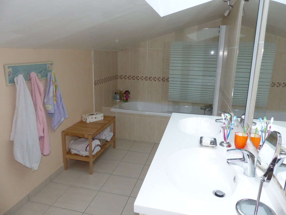 salle de bain à l'étage