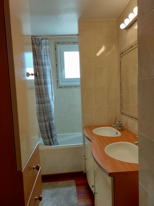 Au RdC : salle de bain