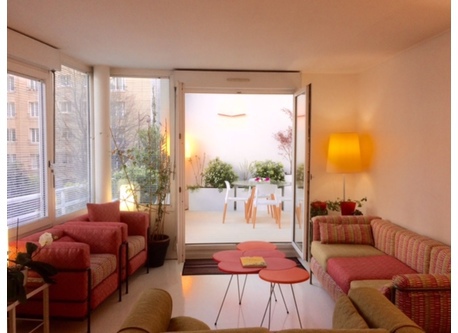 living et loggia à l'arrière-plan