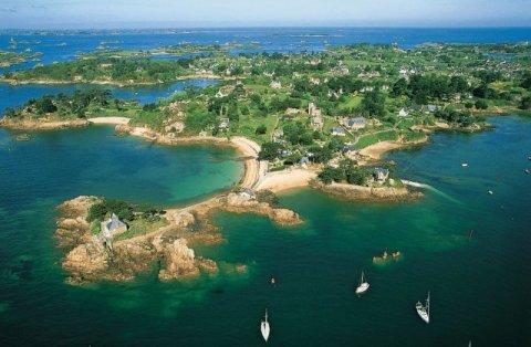 Vue de l'ile de Bréhat, surnommée l'ile aux fleurs, sur la côte de Granit rose.