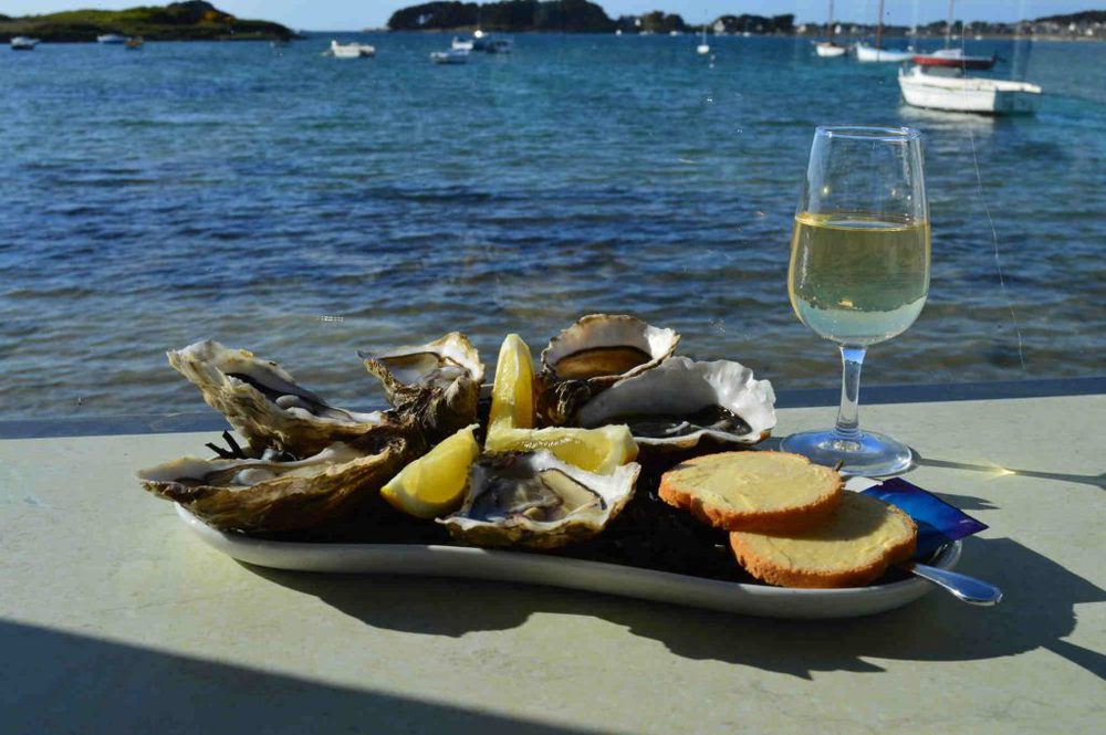 dégustation d'huitres les pieds dans l'eau à Trebeurden