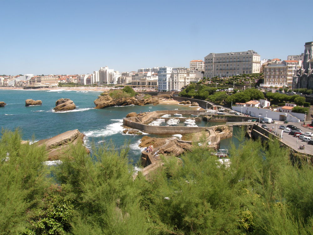 le port des pécheurs et au fond la plage du casino