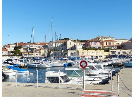 le port et le village de Sausset 