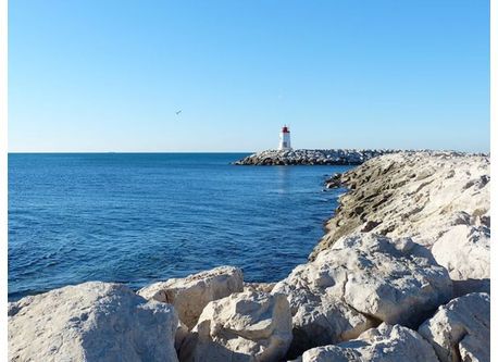 le phare et l'entrée du port