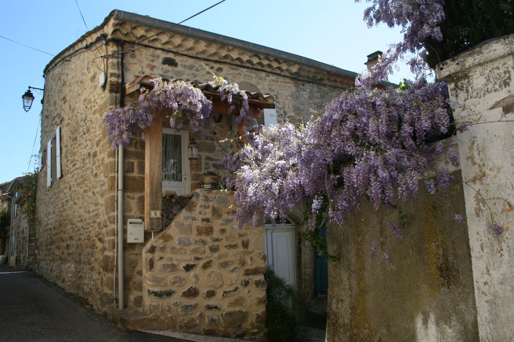 une autre aison du village
