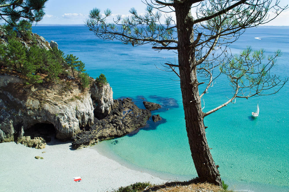 les criques sauvages de la presqu'île de Crozon et ses eaux turquoises à 1 heure