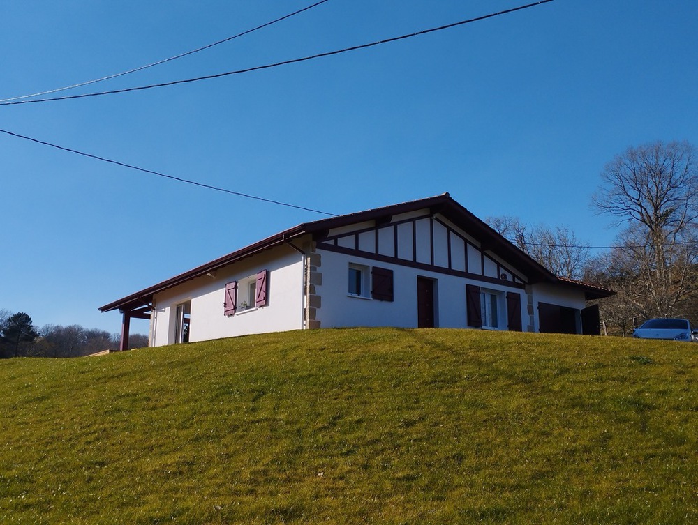 maison avec terrasse et jardin