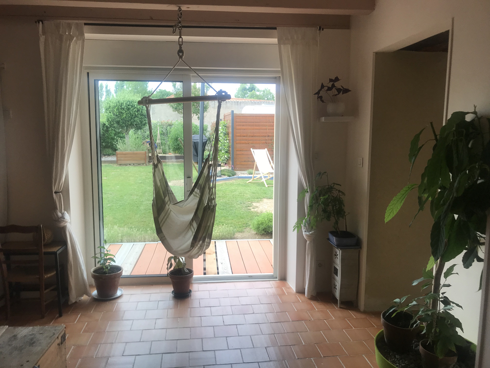 vue du jardin depuis le salon