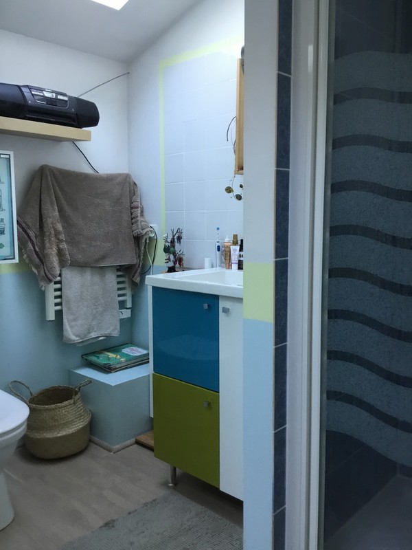 la salle de bain attenante à la chambre : WC et douche