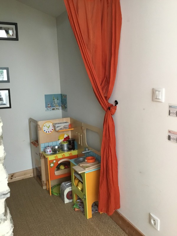 En haut des escaliers à gauche : le couloir vers les chambres des enfants