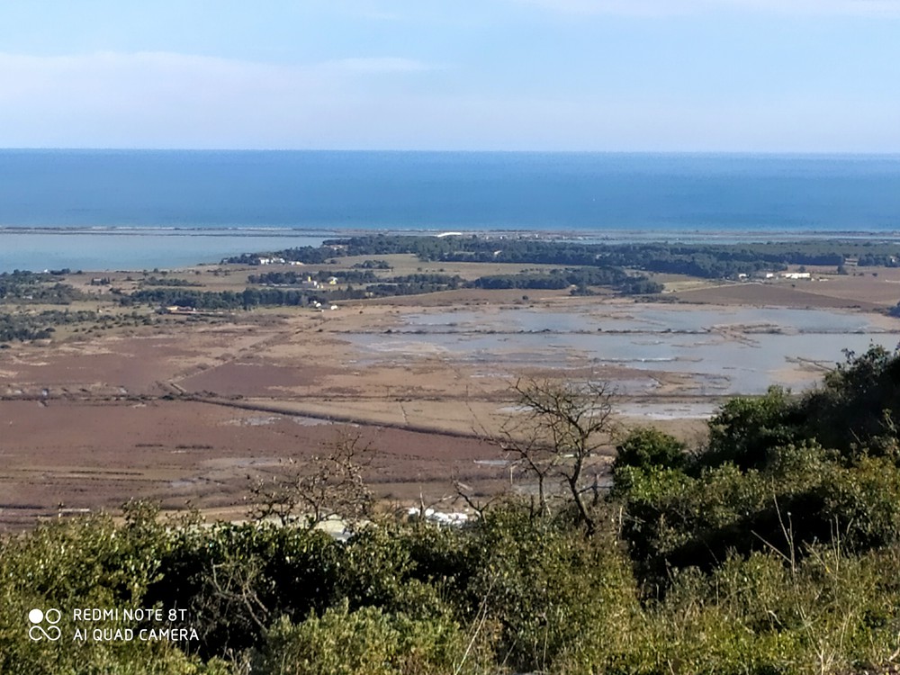 vue du massif de la gardiole (lieu de randonnée avec de magnifiques vues sur la mer et l'étang). On voit bien qu'ici les plages sont à perte de vue donc pas de doute, vous trouverez une place !