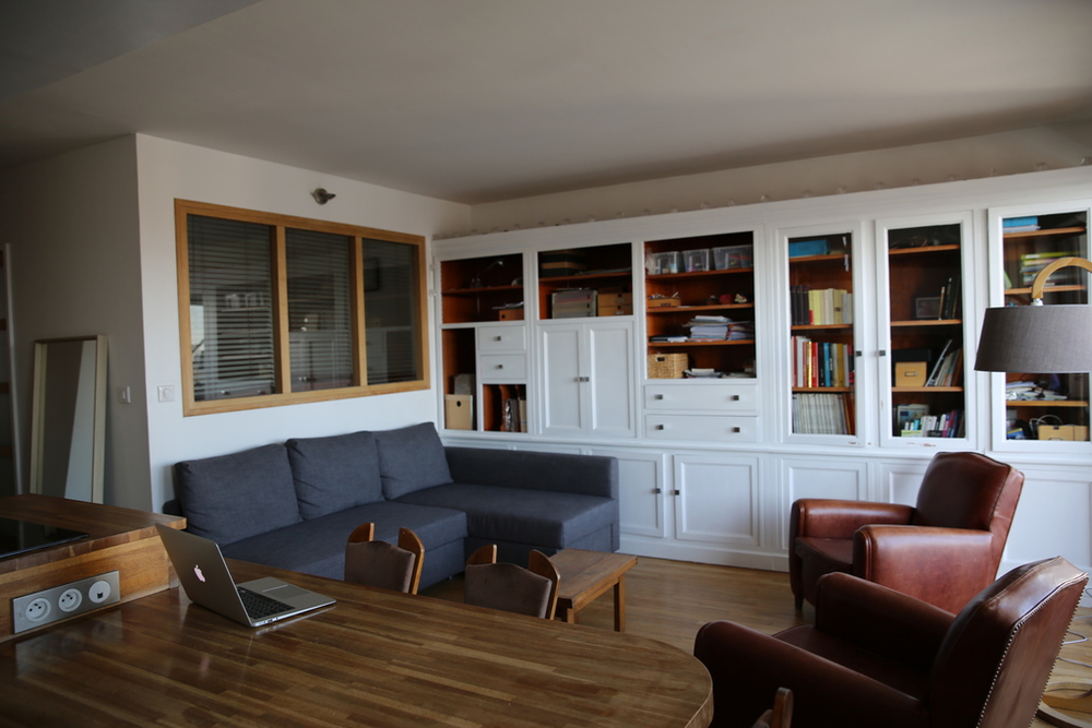 Salon avec balcon vue sur Paris. 
