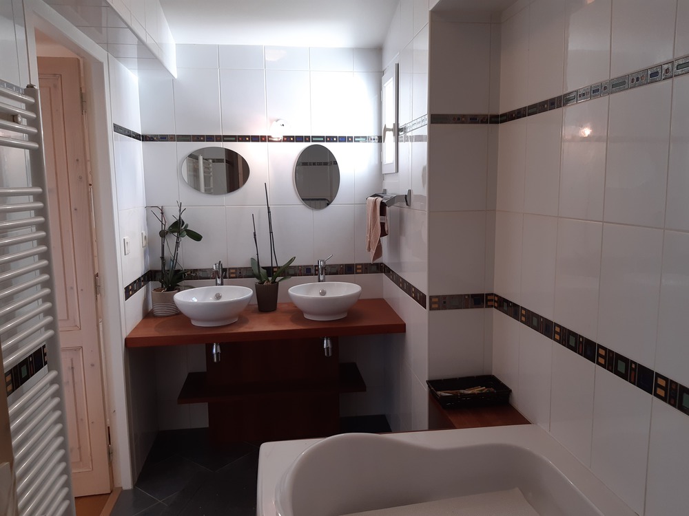 Salle de bains avec baignoire
