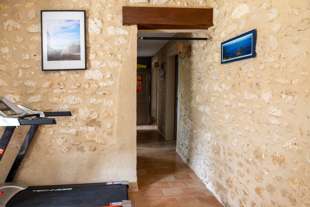 Salle de sport et couloir