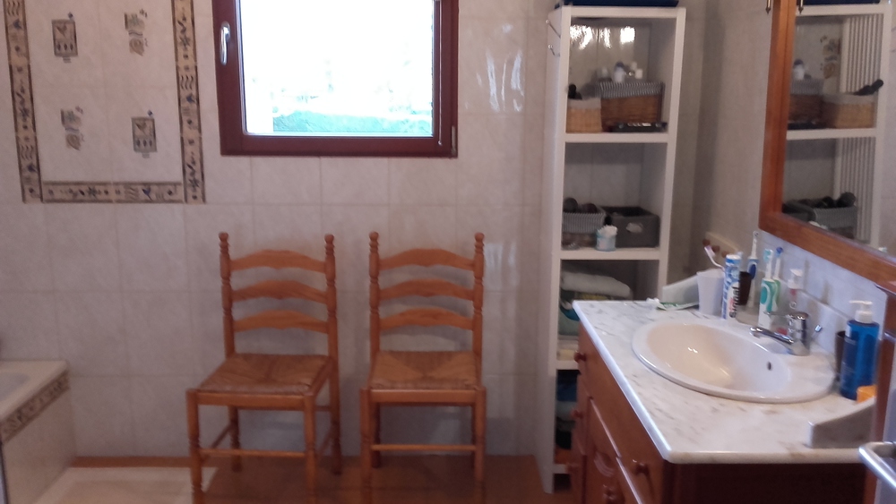 salle de bain étage (avec baignoire)