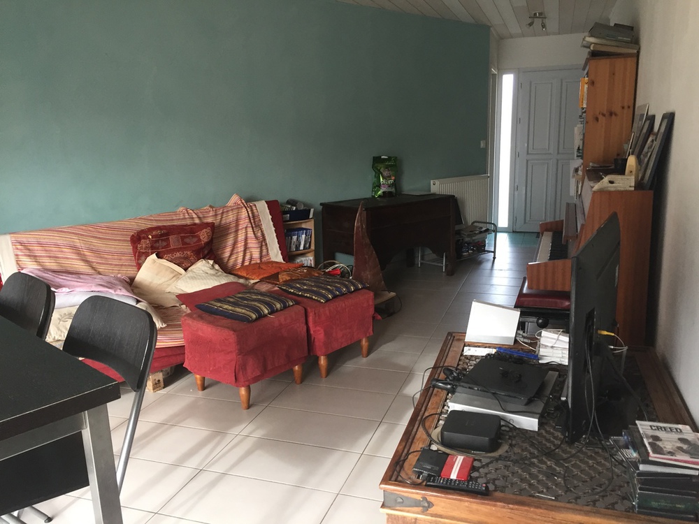 Le petit salon avec le piano et la TV 
