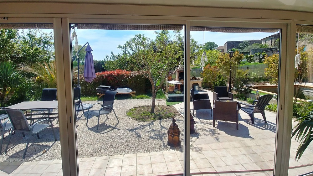 Vue de la véranda sur la terrasse
