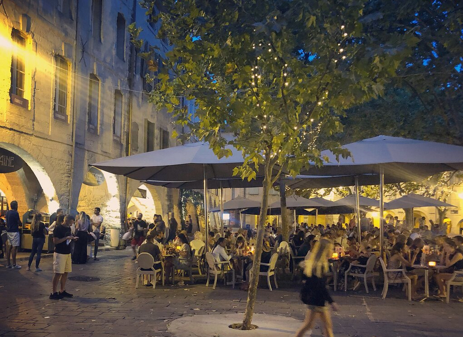 Uzès, la Place aux herbes, à 25 mn de la maison