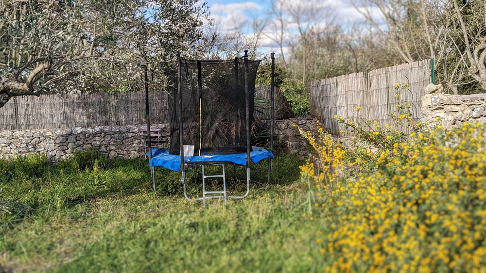 Trampoline dans le jardin