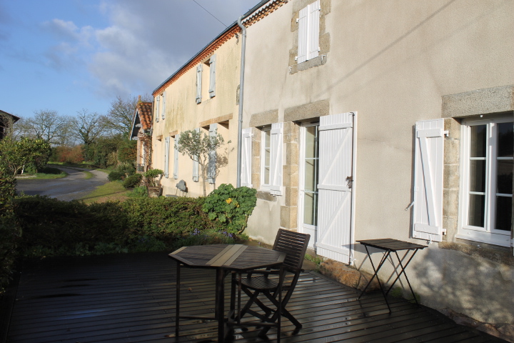Terrasse coté sud, très appréciable au printemps et à l'automne
