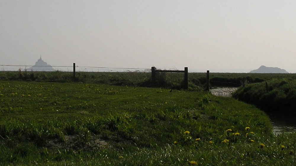 Vue sur la baie du Mont Saint Michel et Tombelaine depuis Genêts