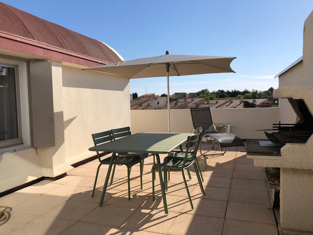 Terrasse sur le toit, vue sur le village et l’etang 