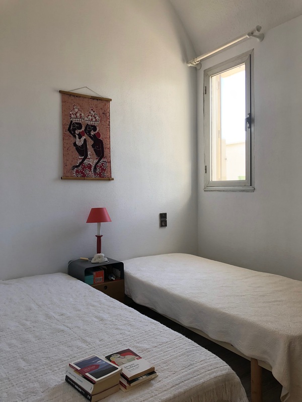 Chambre 2 lits en 90, meuble de rangement 