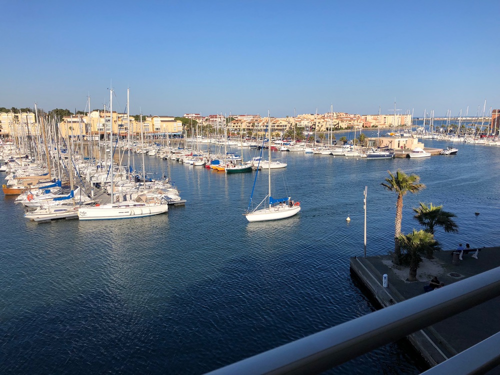 En bas, Terrasse ombragée, exposée au NE, sur le port de plaisance, plancha