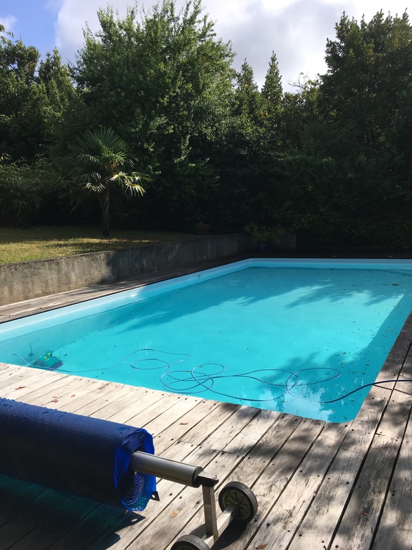 Piscine au sel 10x5 m . Pour des raisons de sécurité nous préférons ne pas échanger avec des familles ayant des enfants en bas âge si l'échange a lieu l'été. Merci.